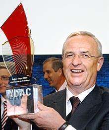 Gelber Engel 2009: Platz 1 in der Kategorie Auto ging an Volkswagen für den Golf 6 und wurde von Prof. Dr. Martin Winterkorn (Vorsitzender des Vorstands der Volkswagen AG) in Empfang genommen. Foto: UnitedPictures